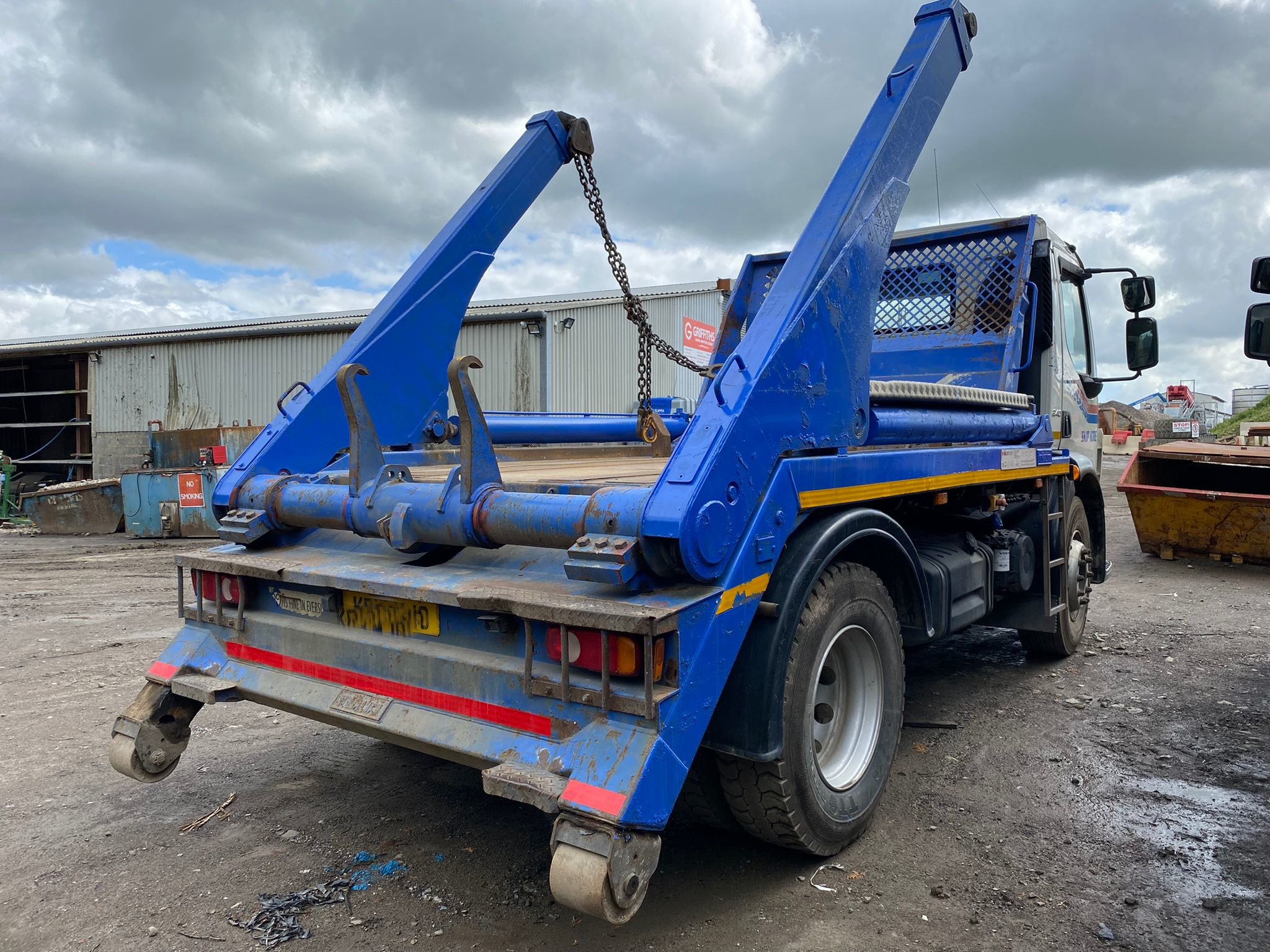 Skip Wagon Volvo FL240 4×2